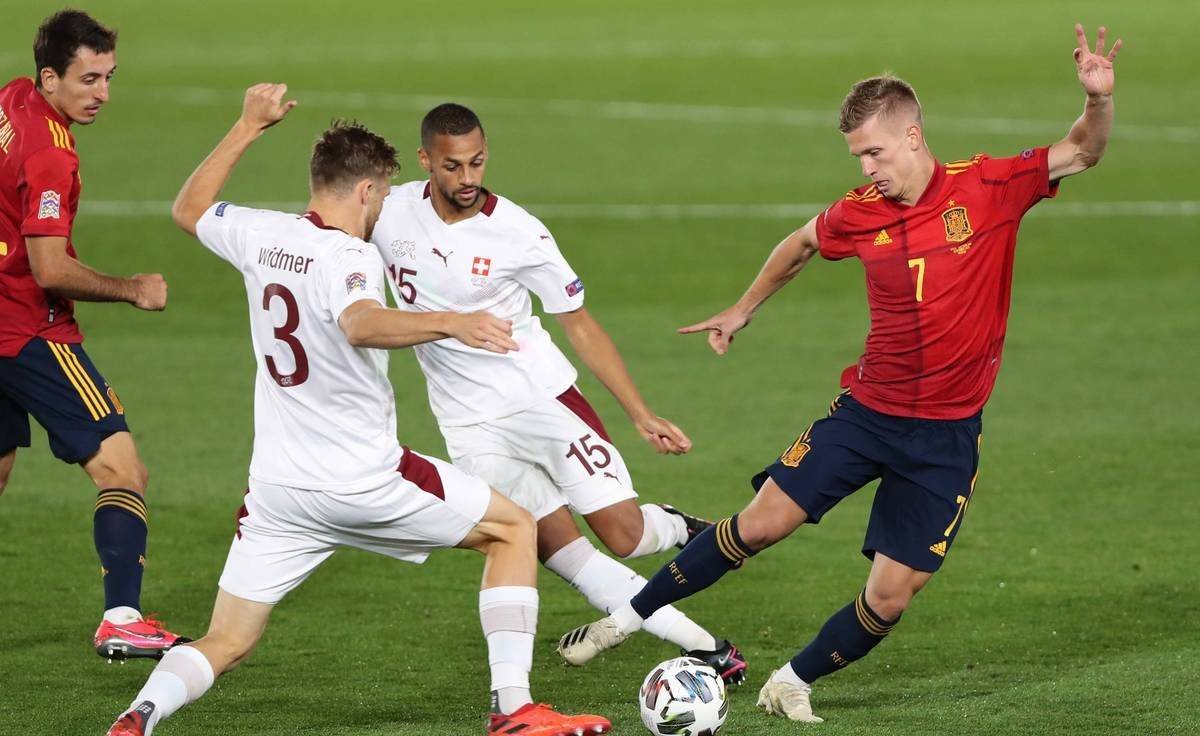 世界级对决:双方球队实力均等场面上逐鹿 世界级对决:双方球队实力均等场面上逐鹿