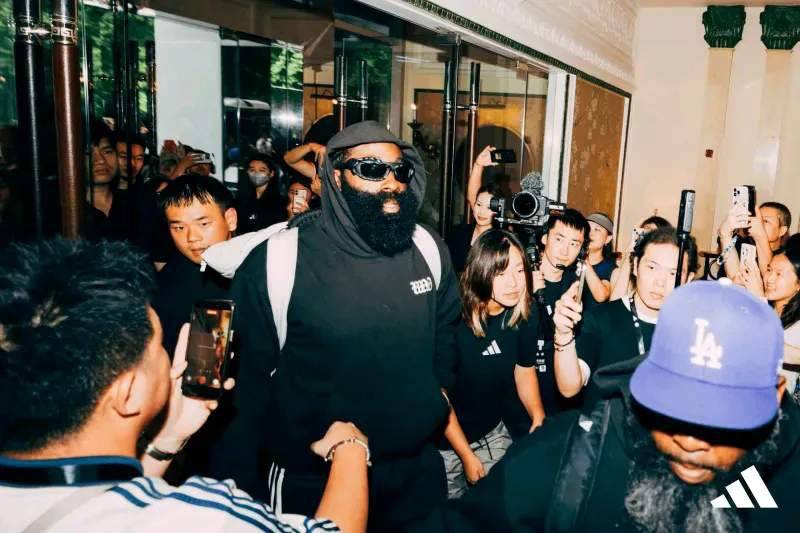 包含篮球比赛现场人山人海,球迷疯狂欢呼雀跃!的词条 包含篮球比赛现场人山人海,球迷疯狂欢呼雀跃!的词条