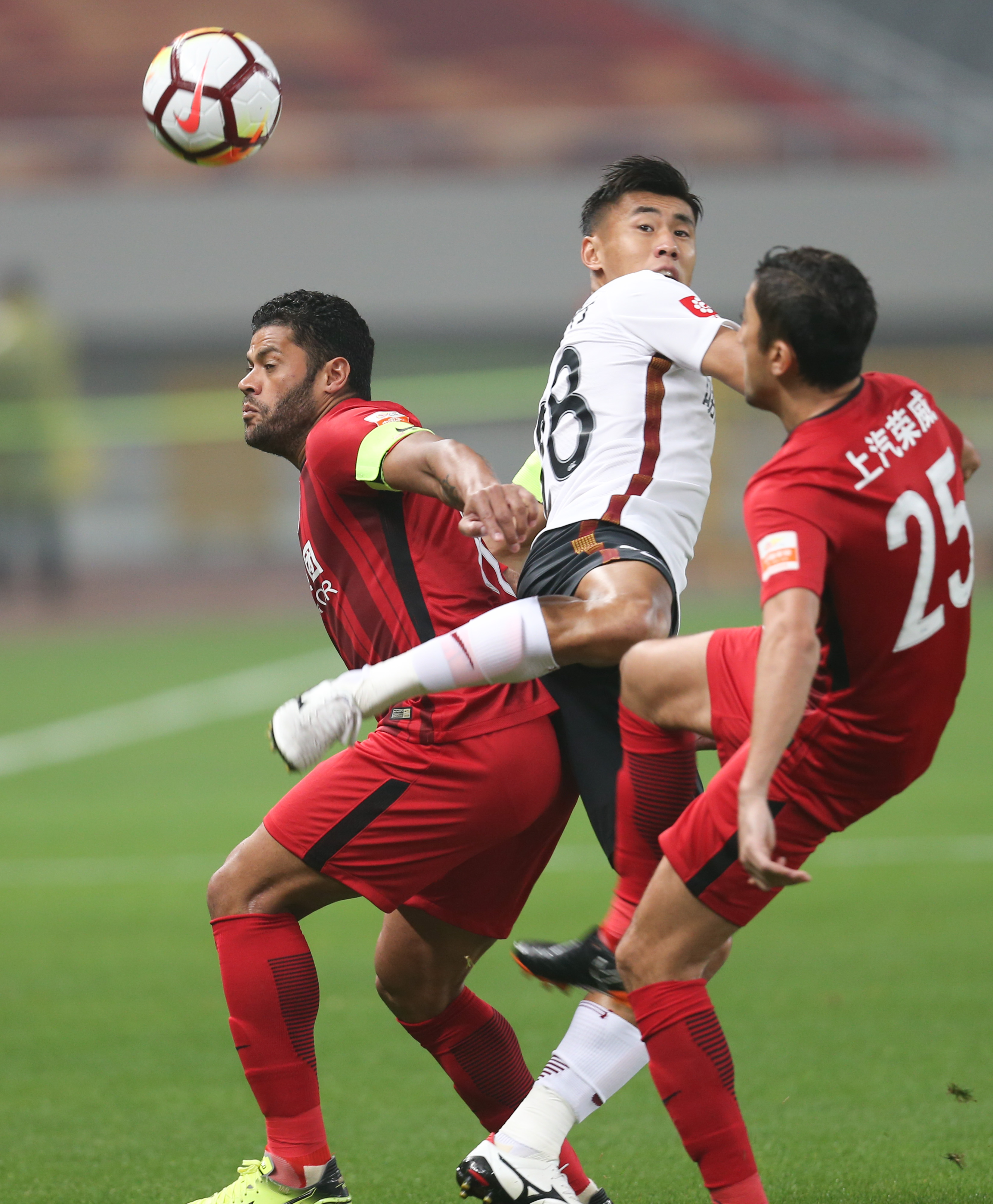 上海上港客场负于深圳佳兆业,遭遇榜首领先的简单介绍 上海上港客场负于深圳佳兆业,遭遇榜首领先的简单介绍
