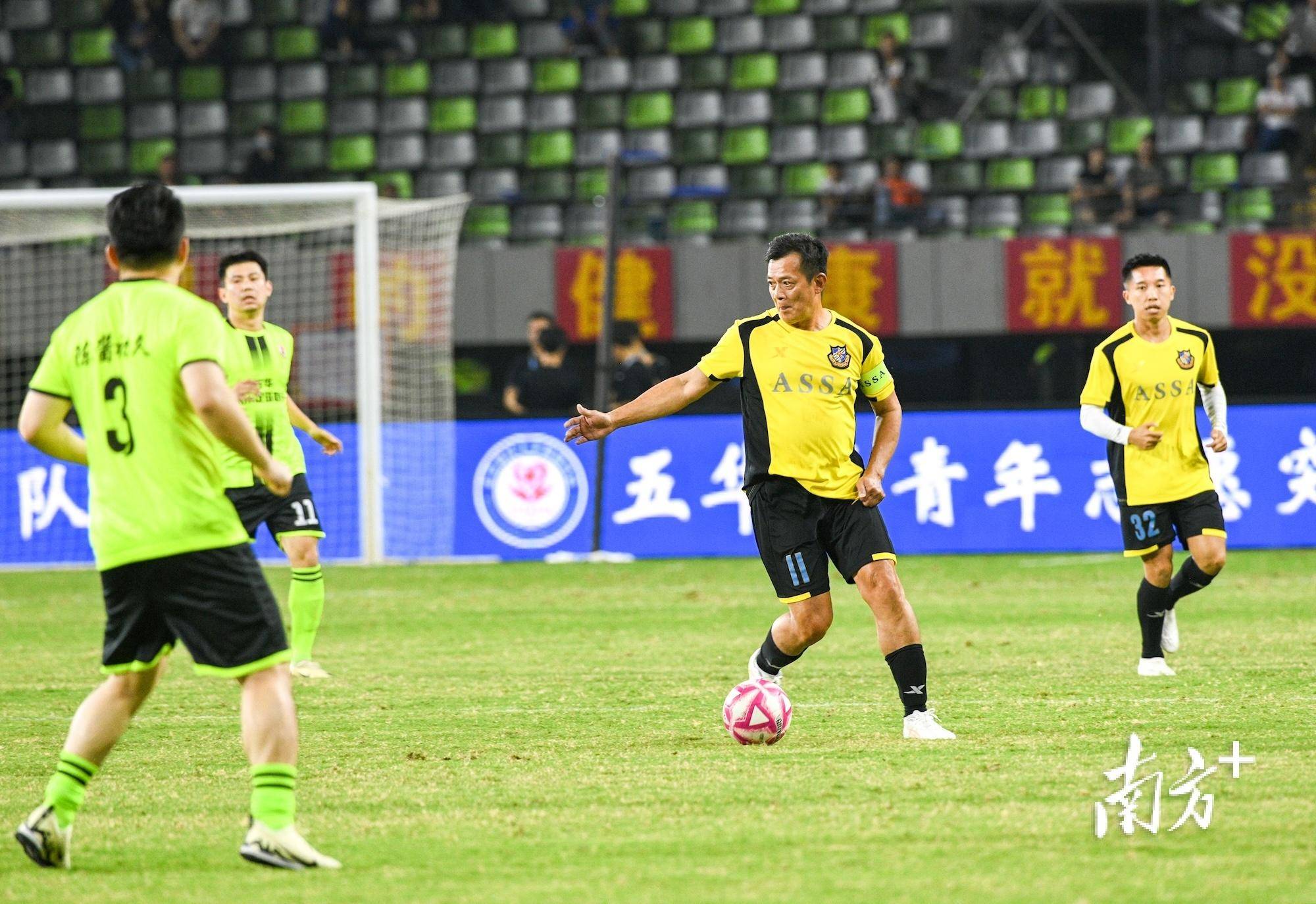 足球赛场上硝烟弥漫,强队争斗不止 足球赛场上硝烟弥漫,强队争斗不止