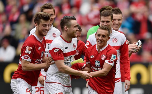 包含沃尔夫斯堡轻松击败沙尔克04,完胜对手取得重要胜利的词条 包含沃尔夫斯堡轻松击败沙尔克04,完胜对手取得重要胜利的词条