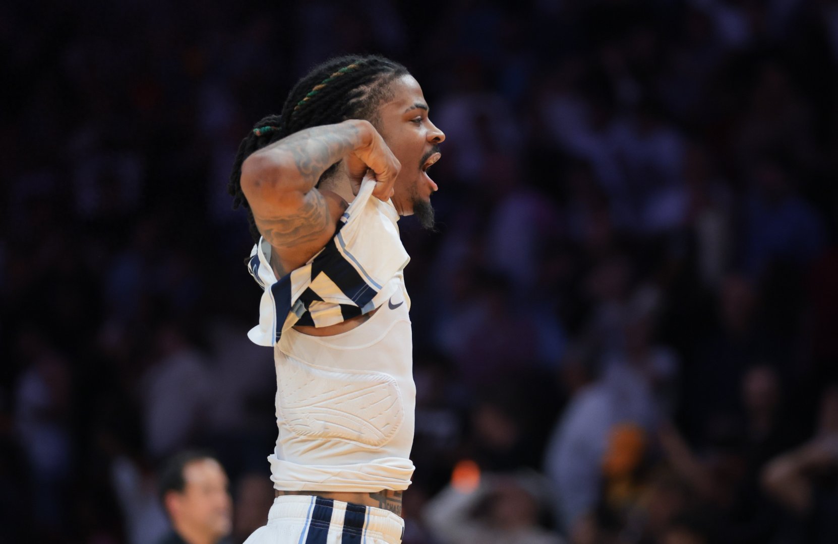 灰熊保持不败，击败黄蜂