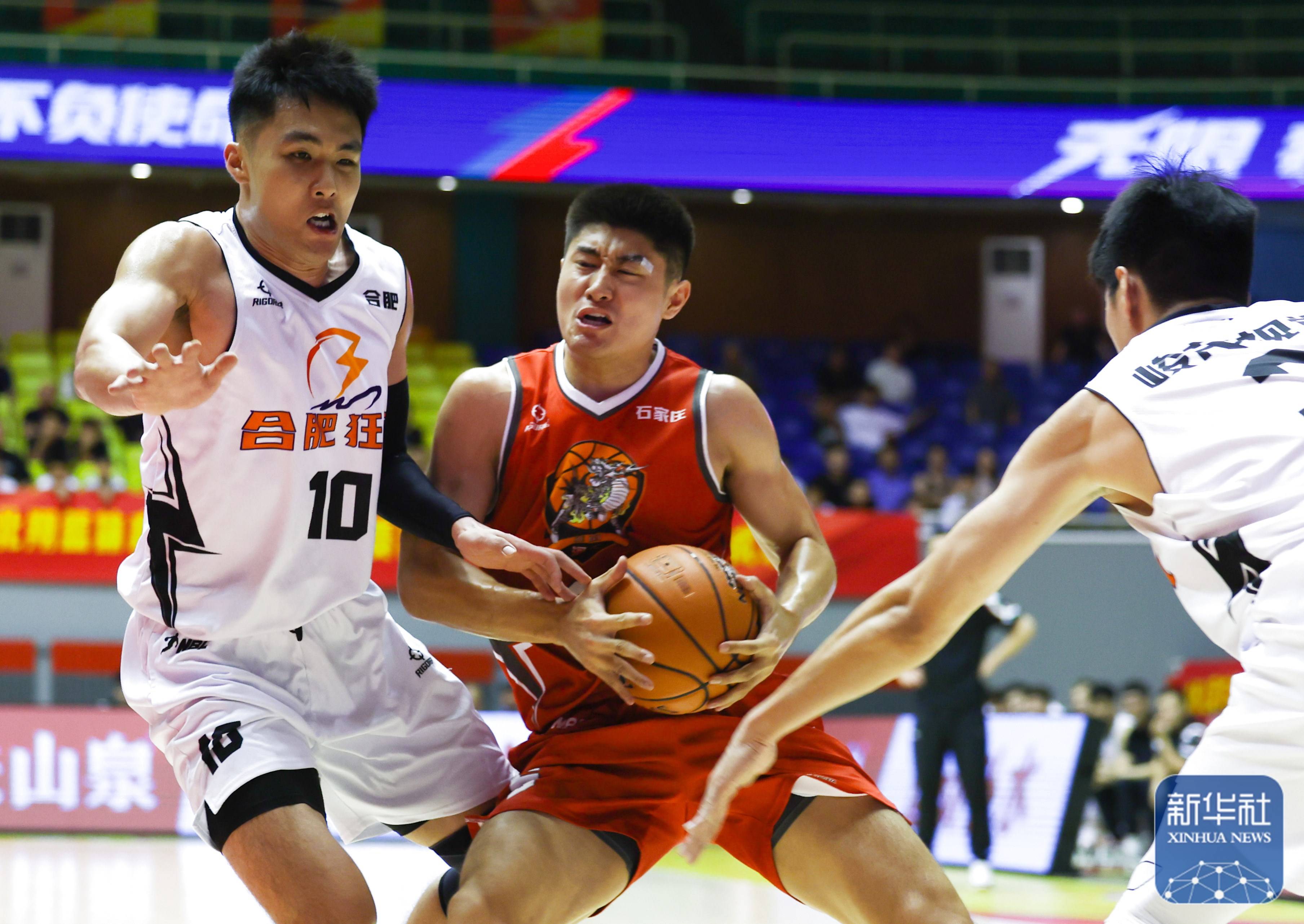 篮球精英联赛强队交手，场面激情四射