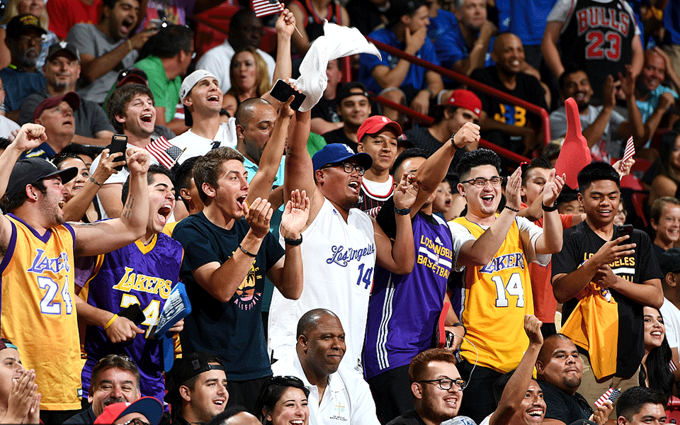 包含球员们在场上秀出绝技,球迷尖叫不断的词条 包含球员们在场上秀出绝技,球迷尖叫不断的词条