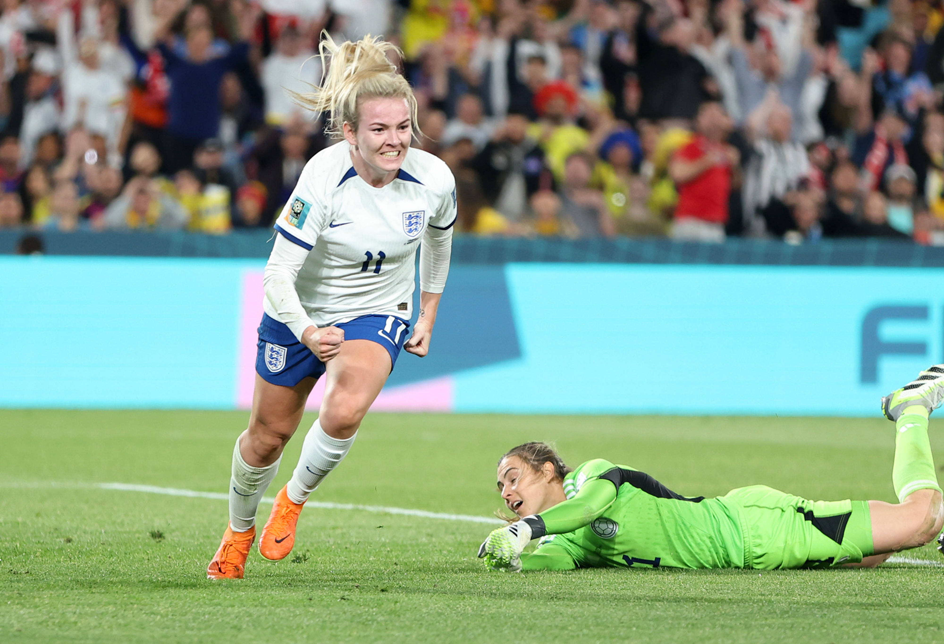 女足球员在比赛中表现出色，获得胜利