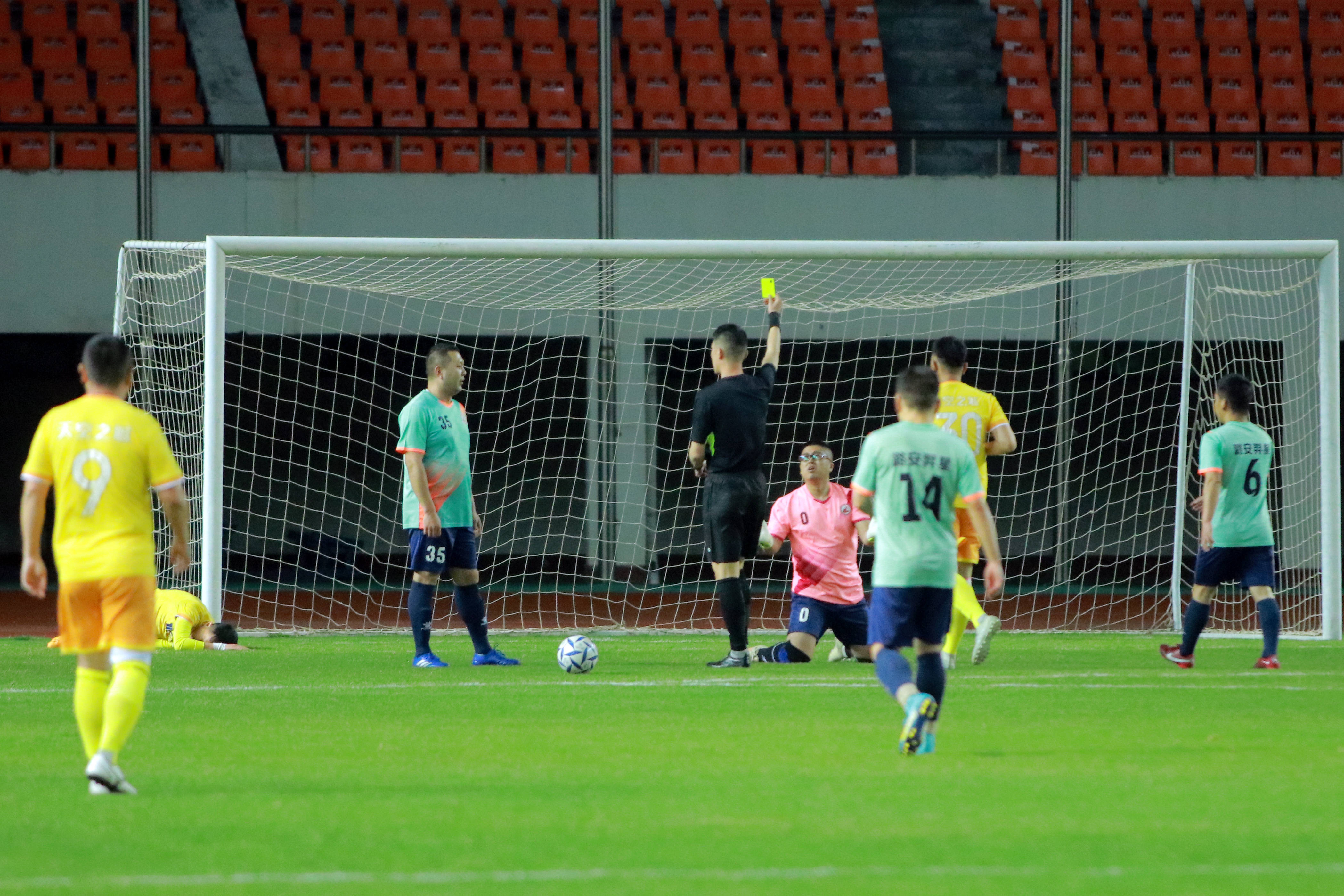 乐鱼体育平台-足球赛事最终站上冠军宝座，庆典在即